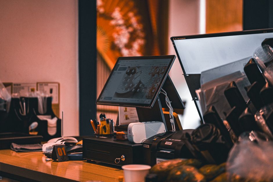 Person am Computer mit Rechnungen