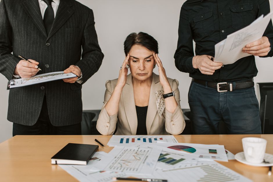Unternehmer diskutieren Fristen am Schreibtisch