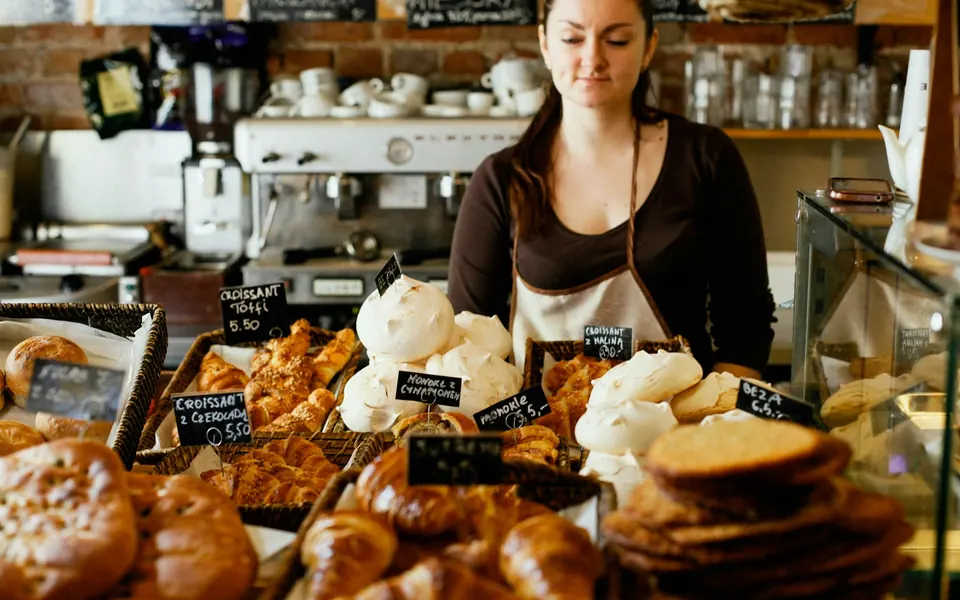 Bäckerin an der Theke ihrer Bäckerei